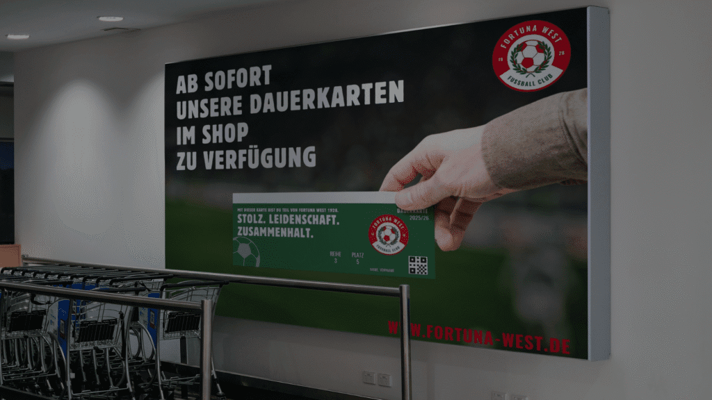 Außenwerbung an einem Einkaufszentrum, neben den Einkaufswagen – Werbung für die Dauerkarte des Fußballvereins ‚Fortuna West‘ mit Hinweis auf Online-Bestellung.