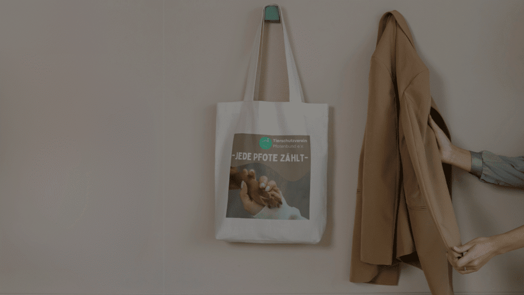 Jutebeutel des Tierschutzvereins ‚Pfotenbund e.V.‘ mit der Aufschrift ‚Jede Pfote zählt‘ – Spendenaufruf und Symbol für Zusammengehörigkeit.